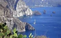 La sfida delle Eolie: 4 Hotel mostra le bellezze dell'arcipelago, e le rivalit&agrave;