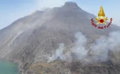 Stromboli: nuova colata nelle aree sommitali, continuano le fontane di lava