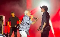 Nino D'Angelo sold out al Teatro Antico di Taormina: regali e lettere sotto il palco