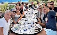 Francesco Totti chiude il tour siciliano: cena a Taormina con Noemi e gli amici ex calciatori