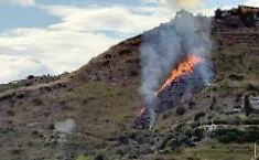 Taormina, lingua di fuoco a Mastrissa visibile dal centro storico: nuovo allarme per i residenti