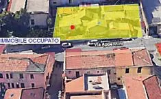 Rifiuta di lasciare la baracca e blocca la bonifica dell&rsquo;area