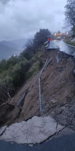 Maltempo nel Messinese: cede il muro contenitivo e crolla la strada provinciale 6 a Motta Camastra
