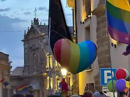 Agrigento, il primo Pride: centinaia di persone in corteo nel centro della citt&agrave;