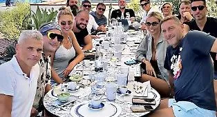 Francesco Totti chiude il tour siciliano: cena a Taormina con Noemi e gli amici ex calciatori