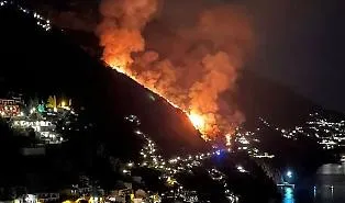 Fear in Positano: fire in Laurito causes landslide on the Amalfi Coast state road 163, section closed
