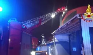 Trenta secondi per distruggere venti supercar: a fuoco il garage delle Ferrari e delle Porsche a Milano