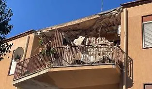 Paura a Sciacca: cede parte della copertura e precipita sul balcone del terzo piano