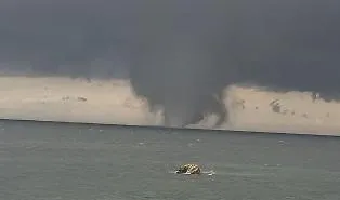 Paura a Marsala, tromba d'aria e doppio vortice sul mare: scuole danneggiate, auto ribaltate e feriti