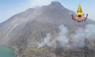 Stromboli: nuova colata nelle aree sommitali, continuano le fontane di lava