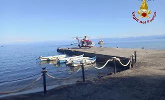 Vulcano, auto finisce in mare, morto un anziano