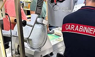 Messina, pesce mal conservato in cucina: ristoratore denunciato, locale sospeso