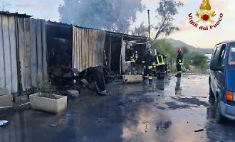 Incendio a Vulcano: i vigili del fuoco intervengono in un magazzino nell'isola