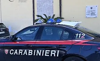 Accoltella, ferendolo, il convivente: arrestata per maltrattamenti