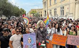 In marcia per diritti e uguaglianza folla arcobaleno illumina lo Stretto