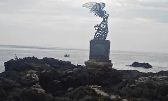 La statua della Nike che ha resistito al ciclone Harry si teme che possa cedere, gli appelli per stabilizzarla