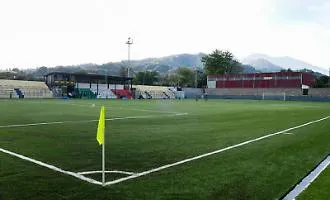 Campionato giovanile, tifoso scende dalla gradinata e colpisce l'arbitro: indagano i carabinieri
