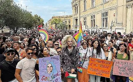 In marcia per diritti e uguaglianza folla arcobaleno illumina lo Stretto