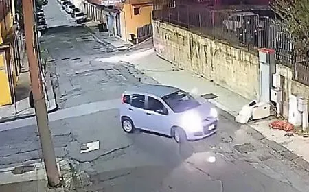 Giostra, lascia i rifiuti per strada beccato e denunciato dalla polizia