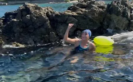 La quindicenne Martina Russo attraversa lo Stretto di Messina a nuoto in meno di 40 minuti