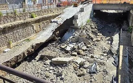 Torrente Annunziata, cede ancora sotto le nuove piogge, ma il cantiere &egrave; fermo
