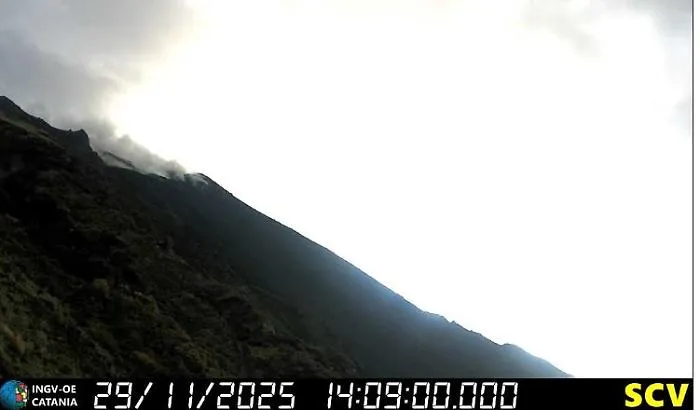 Stromboli: trabocco lavico alimenta la Sciara del Fuoco, spattering incessante