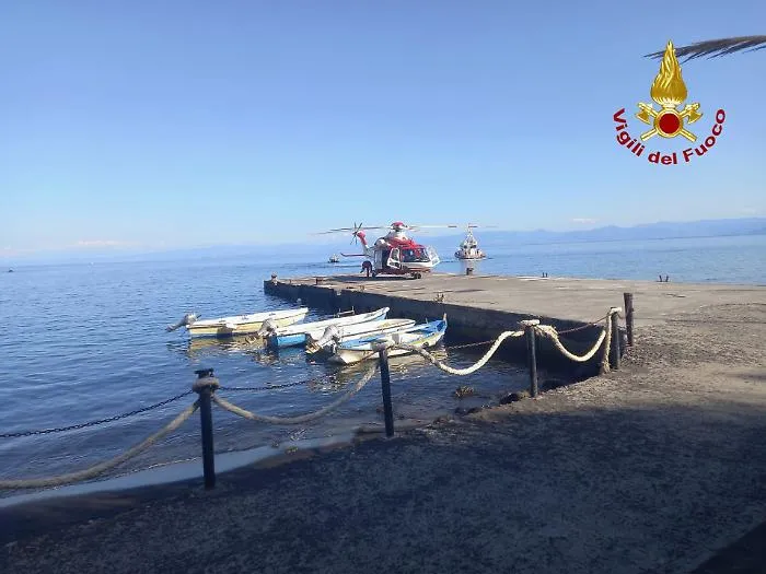 Vulcano, auto finisce in mare, morto un anziano