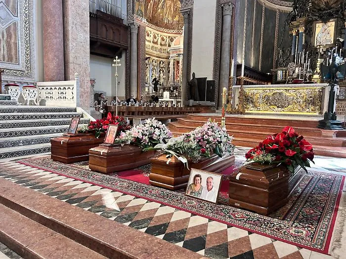 Commozione e silenzio a Messina: l'ultimo saluto alle vittime del crollo alla Pistunina