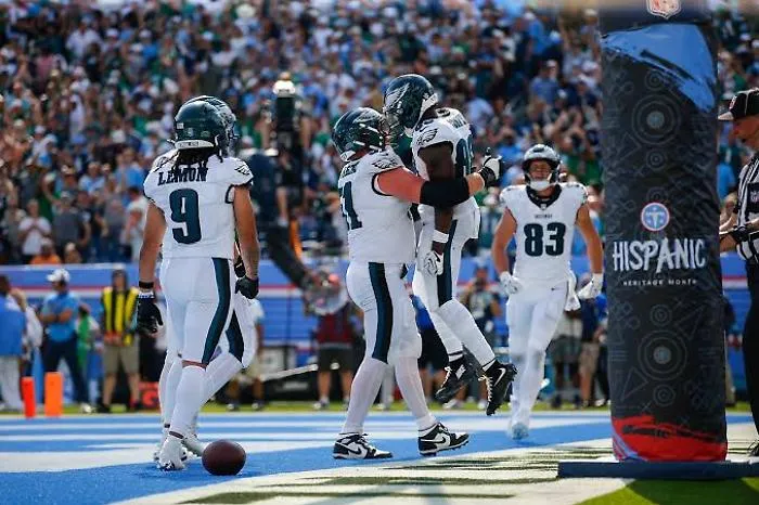 Quasi 70 gradi in campo, scarpe fuse e flebo nello spogliatoio: il giorno in cui il caldo di Nashville ha travolto la NFL 