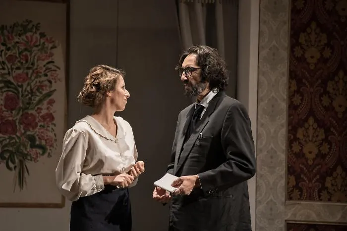 "L'anatra all'arancia" inaugura la stagione al al Teatro Nuovo Sipario Blu: risate, equivoci e amare verit&agrave;