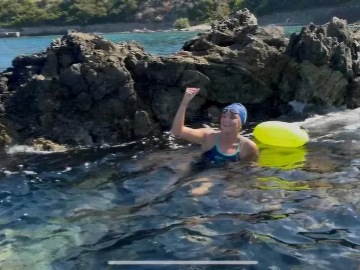La quindicenne Martina Russo attraversa lo Stretto di Messina a nuoto in meno di 40 minuti