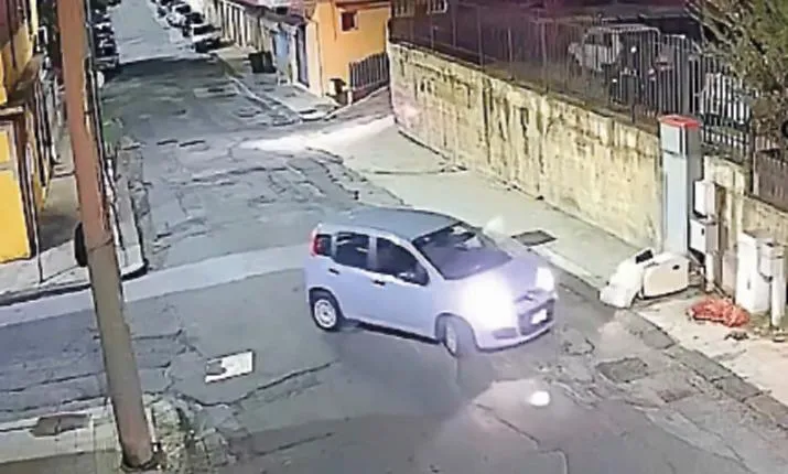 Giostra, lascia i rifiuti per strada beccato e denunciato dalla polizia